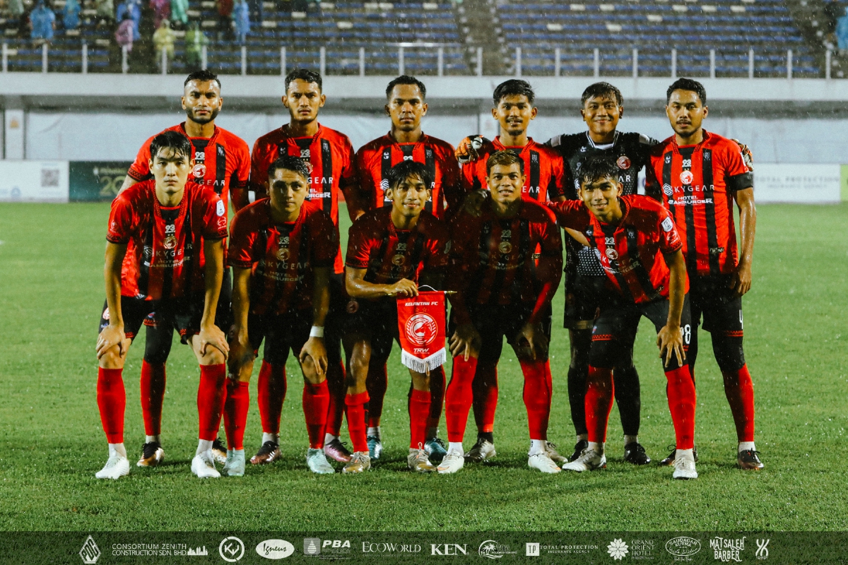 SKUAD Kelantan FC ketika bertemu Penang FC pada aksi Liga Super malam tadi. FOTO Penang FC