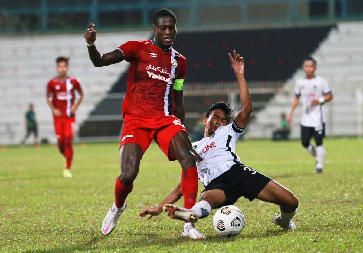 Pemain Kelantan United, Alfusainey Gassama (kiri) diasak pemain TFC II, Allif Zakaria pada aksi perlawanan Liga Perdana. FOTO File NSTP