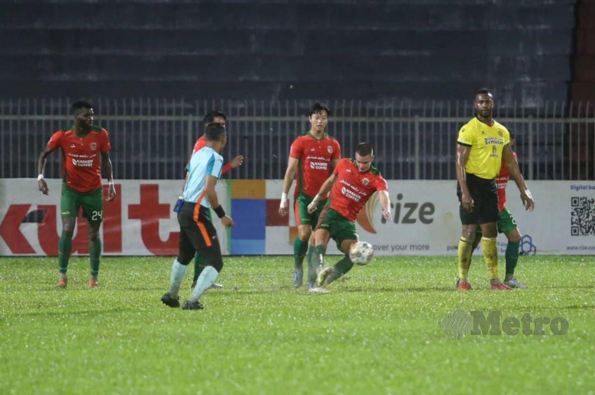ANTARA aksi Kelantan United bertemu Negeri Sembilan di Stadium Sultan Muhammad ke IV, Kota Bharu. FOTO NIK ABDULLAH NIK OMAR