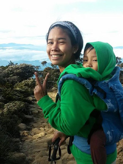 MARIATI menggendong anaknya ketika mendaki Gunung Kinabalu. 