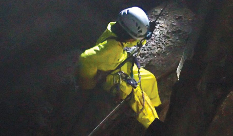 PENEROKAAN ke Gua Tagang menguji ketahanan mental dan fizikal peserta kerana perlu melakukan abseiling pada jarak 70 meter sebelum sampai ke perut gua.