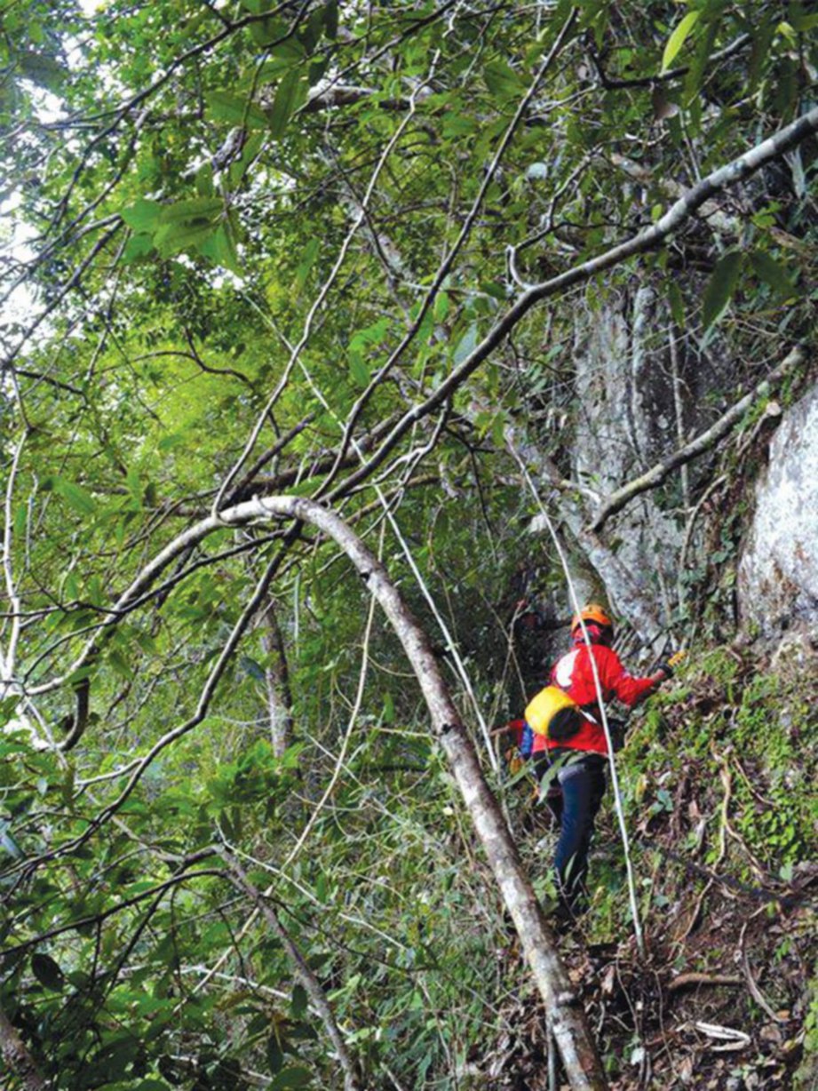  PESERTA memulakan pendakian dengan menyusuri dinding gua serta bergantung pada tali yang dipasang untuk mengelak daripada jatuh di bahagian tepi cerun ketika menuju ke Gua Tagang.