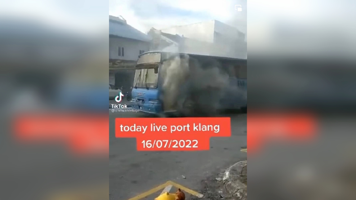 DETIK ketika bas kilang terbakar ketika melalui Persiaran Raja Muda Musa Pelabuhan Klang di sini petang semalam. FOTO Ihsan Pembaca