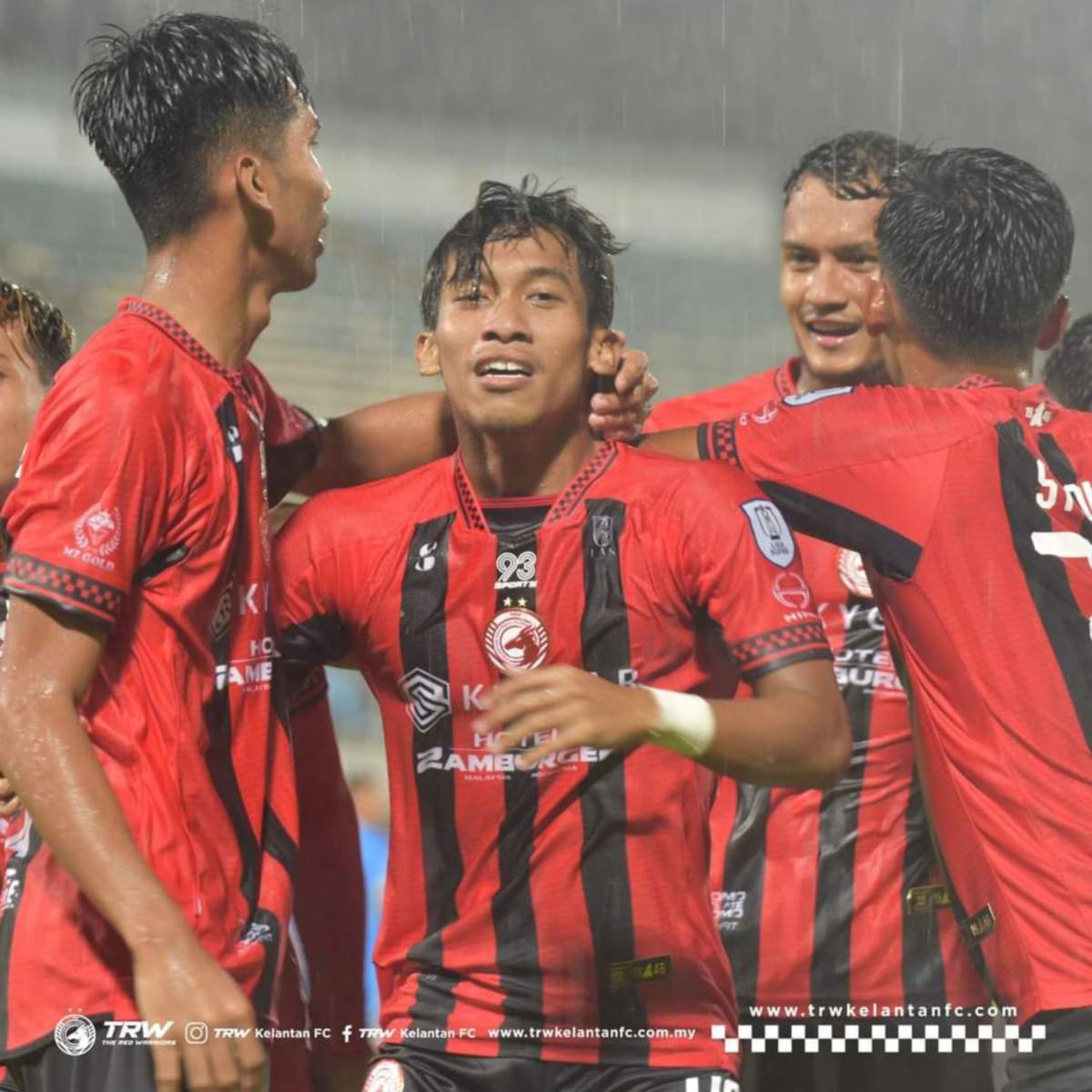 HARITH Akif Shahar (tengah) meledak dua gol buat Kelantan FC pada aksi Liga Super di Stadium Bandaraya malam tadi. -FOTO Ihsan TRW Kelantan FC