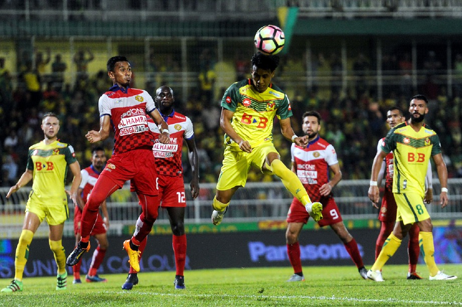 Pemain Kedah, Baddrol Bakhtiar menanduk bola sambil diasak pemain Kelantan, Mohd Farisham Ismail (dua dari kiri) pada perlawanan Liga Super 2017 di Stadium Darul Aman, semalam. - Foto BERNAMA