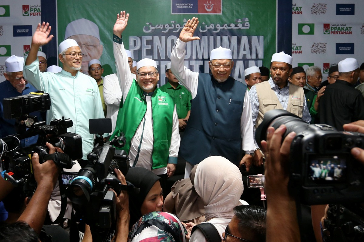 AHMAD dan Mohd Amar selepas mengumunkan keputusan kemenangan sempena Pilihan Raya Umum  Dewan Undangan Negeri (DUN) Negeri Kelantan di  Perkarangan Pusat Penerangan PAS Kelantan. FOTO Nik Abdullah Nik Omar.