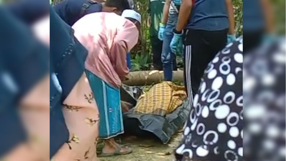 JENAZAH Abdul Mutalib Hussin yang ditemukan meninggal dunia dipercayai terjatuh dari pokok kelapa setinggi di Kampung Jal Kechik. FOTO Ihsan pembaca.