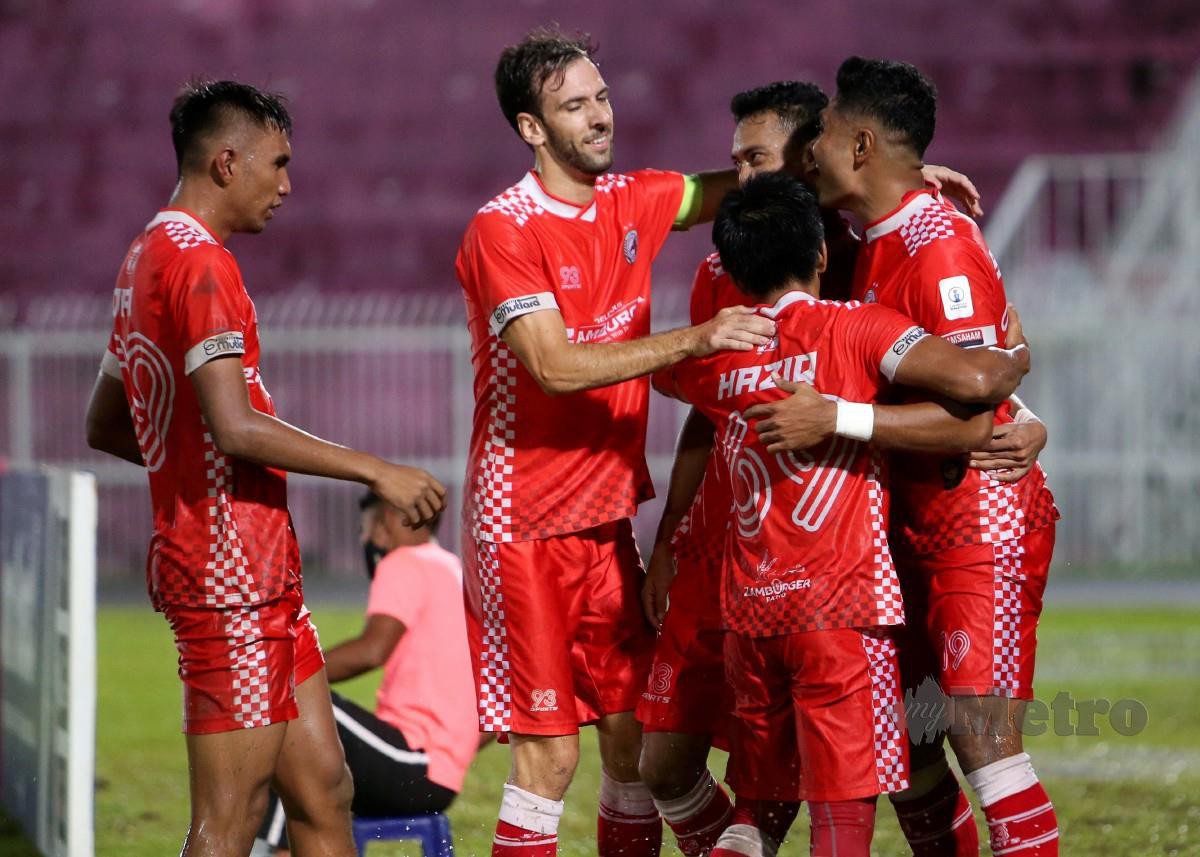 PEMAIN Kelantan FC meraikan kejayaan menewaskan Selangor II 2-1. FOTO Nik Abdullah Nik Omar