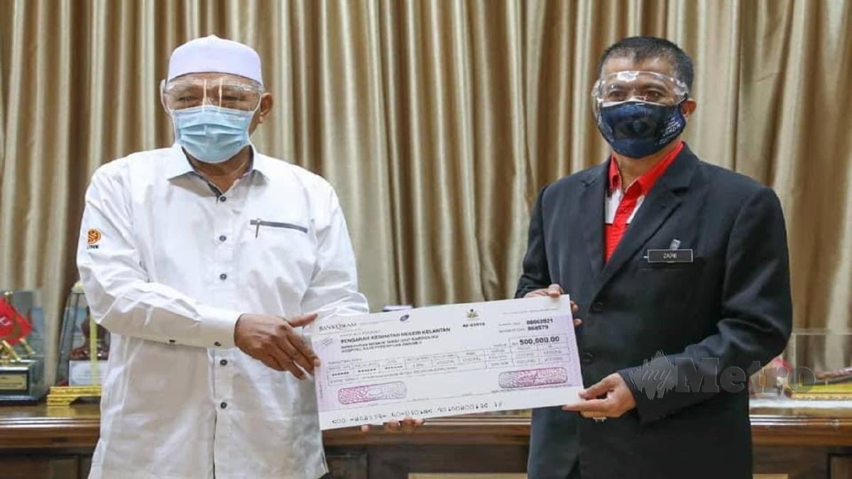 AHMAD menyampaikan sumbangan RM500,000 kepada Hospital Raja Perempuan Zainab II (HRPZ II). FOTO Ihsan Pejabat MB