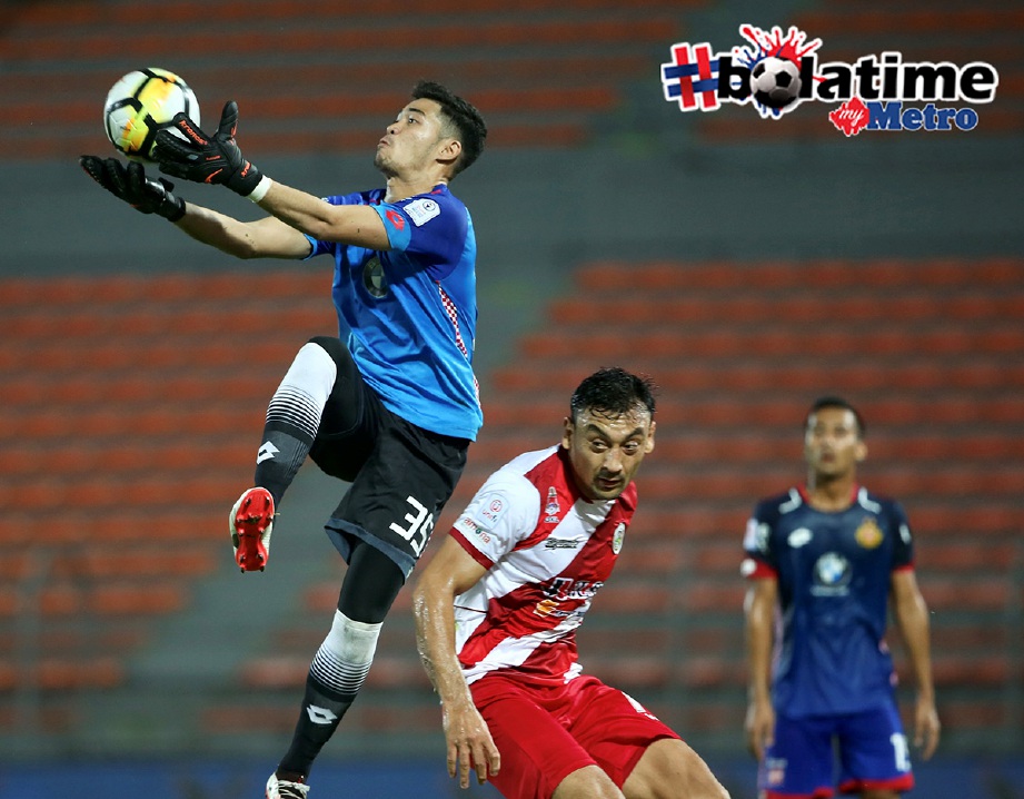 PENJAGA gol Kelantan, Muhammad Fikri Che Soh menyelamatkan bola ketika Kuala Lumpur menentang Kelantan. -Foto NUR ADIBAH AHMAD IZAM