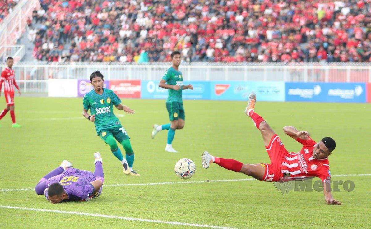 PENYERANG Kelantan  FC, Nursyamil Abd Ghani (kanan) terjatuh ketika menentang Perak FC. FOTO NIK ABDULLAH NIK OMAR