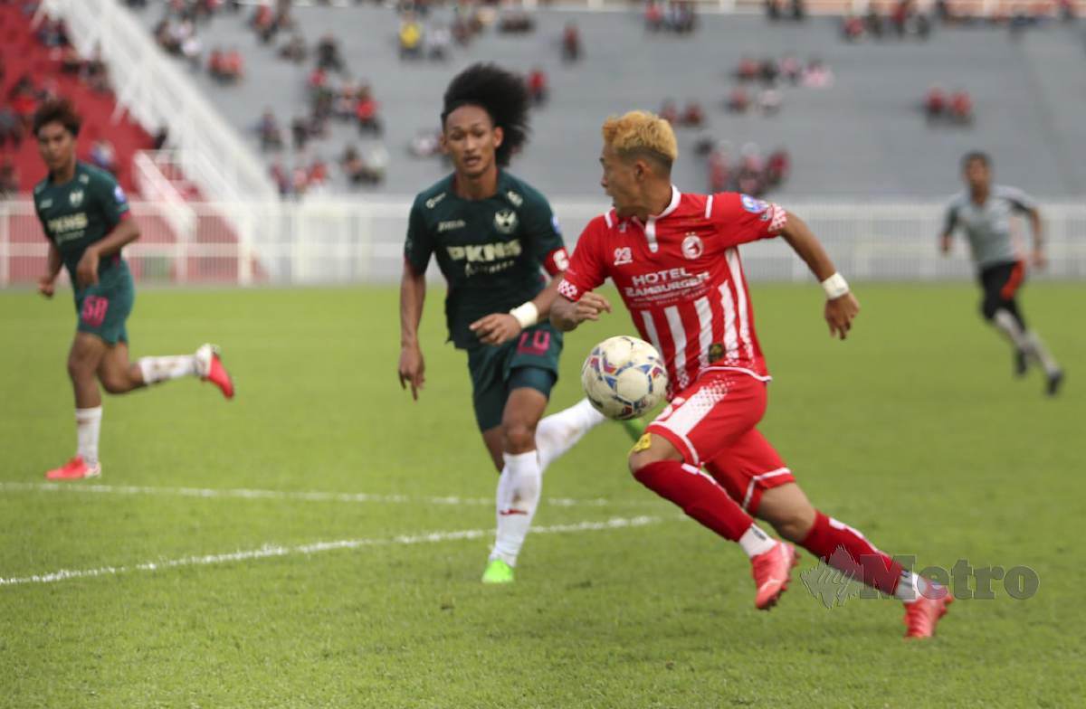 PEMAIN Kelantan  FC, Kenta Hara (kanan) cuba melepasi pemain Selangor FC II, Sharul Nazeem Zulpakar pada perlawanan  di Stadium Muhammad IV, Kota Bharu, semalam. FOTO NIK ABDULLAH NIK OMAR