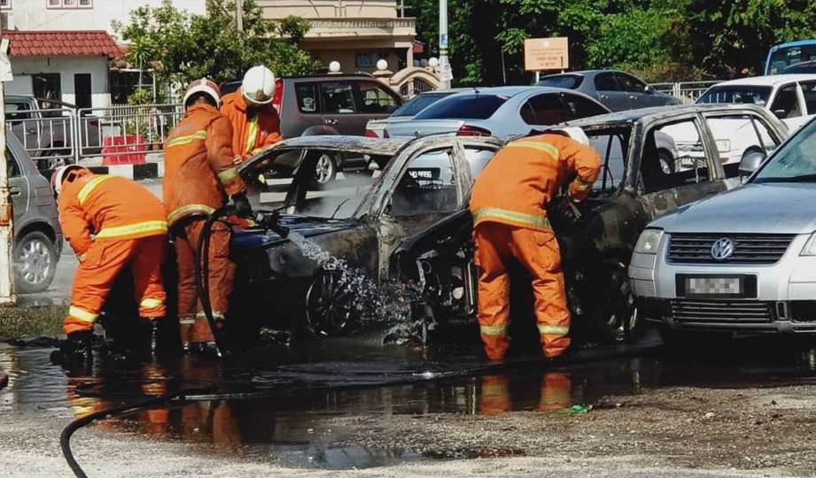 ANGGOTA bomba dan penyelamat memadamkan api yang memusnahkan tiga kereta dalam kejadian di Flat Taman Bagan, Butterworth. FOTO Ihsan PDRM