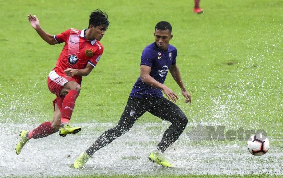 PEMAIN JDT II, Fazly Mazlan (kanan) merampas bola daripada pemain Kelantan, Imran Samso pada perlawanan Liga Perdana di Kota Bharu, hari ini. — FOTO BERNAMA