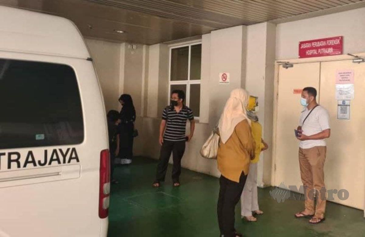Ahli keluarga arwah kanak-kanak yang maut jatuh dari tingkat tujuh kuarters kerajaan  di Presint 5 berkumpul di luar  bilik mayat Hospital Putrajaya bagi urusan pengebumian.
