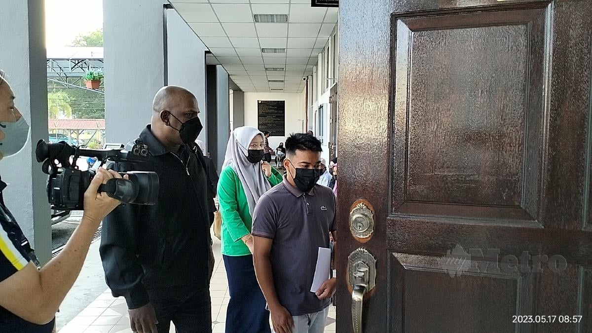 Muhammad Fitri ketika berada di perkarangan Mahkamah Majistret Taiping, di sini, hari ini atas tuduhan memiliki puluhan gambar serta video lucah dalam telefon pintarnya, tahun lalu. FOTO MUHAMMAD ZULSYAMINI SUFIAN SURI