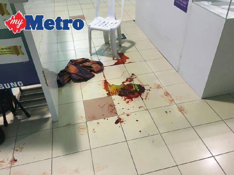 Kesan darah daripada pengawal keselamatan yang terkena tembakan perompak yang kedai emas dalam pasar raya di Tampoi, Johor Bahru, hari ini. FOTO ihsan PDRM
