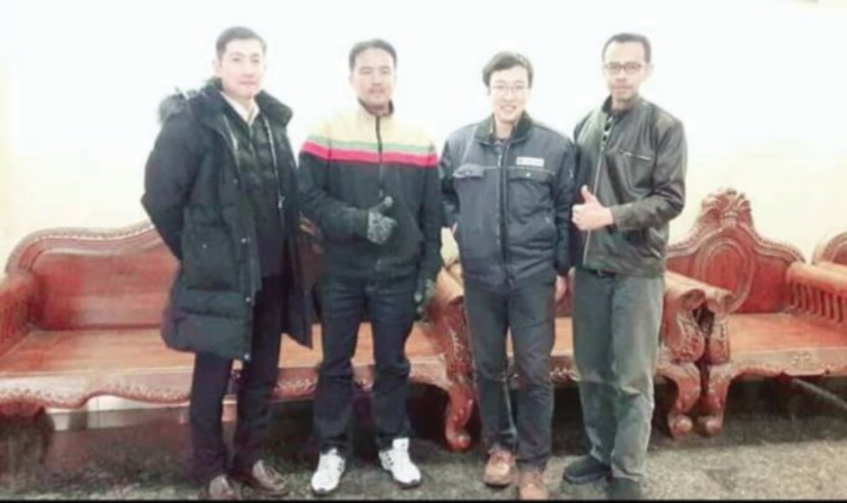 SYAMSYUL Amry (dua dari kiri) bergambar kenangan dengan rakan kerjasamanya di Korea Selatan.