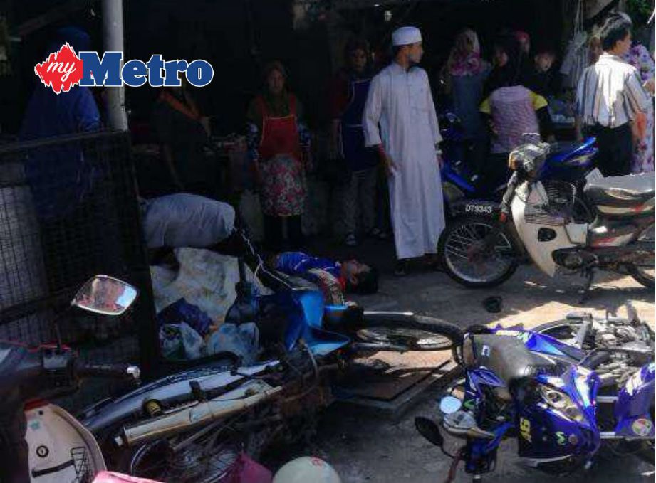 Orang ramai melihat kemalangan membabitkan dua motosikal di Rantau Panjang. FOTO ihsan pembaca