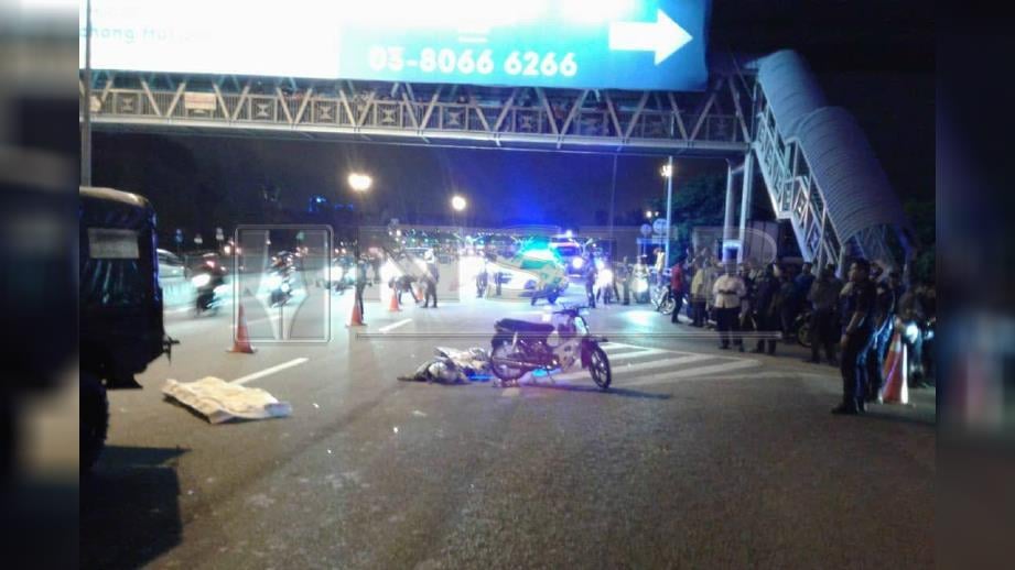 Kemalangan motosikal dengan lori tangki di Kilometer 2.9 Lebuhraya Damansara-Puchong (LDP) dari arah Puchong ke Subang Jaya. FOTO Ihsan Polis  