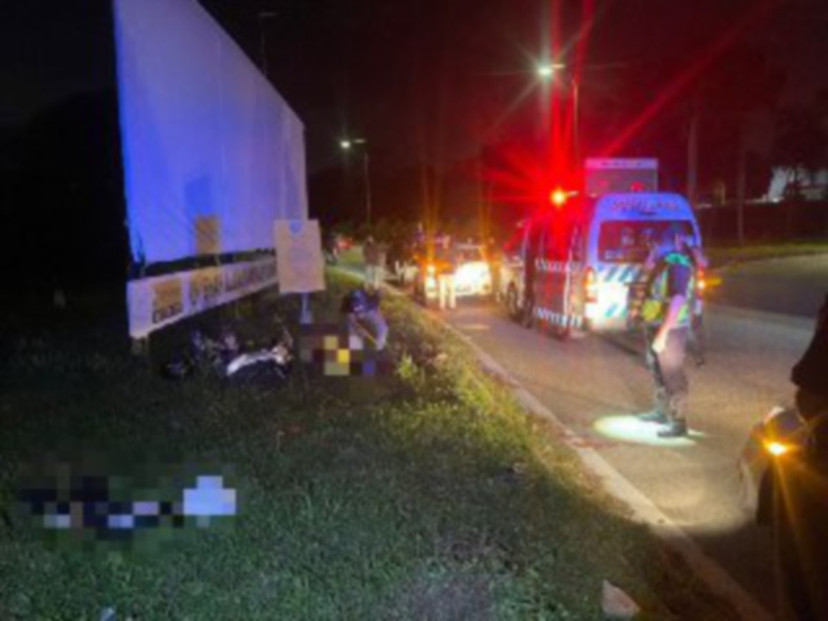 MOTOSIKAL ditunggang dua beradik yang terbabit dalam kemalangan di Bulatan Lapangan Terbang Subang, Petaling Jaya, semalam. FOTO ihsan PDRM