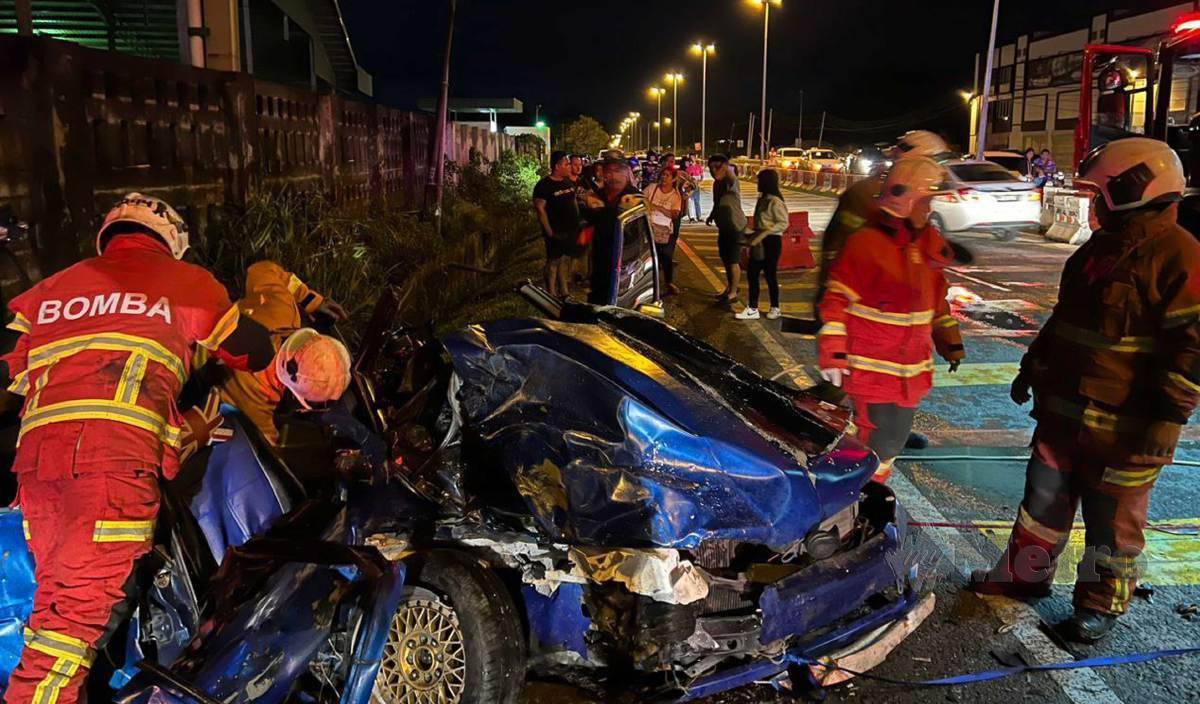 DUA maut manakala tujuh lagi cedera dalam kemalangan membabitkan dua kenderaan di hadapan Paragon Concrete, Jalan Batu Kawa, Kuching. FOTO Norsyazwani Nasri