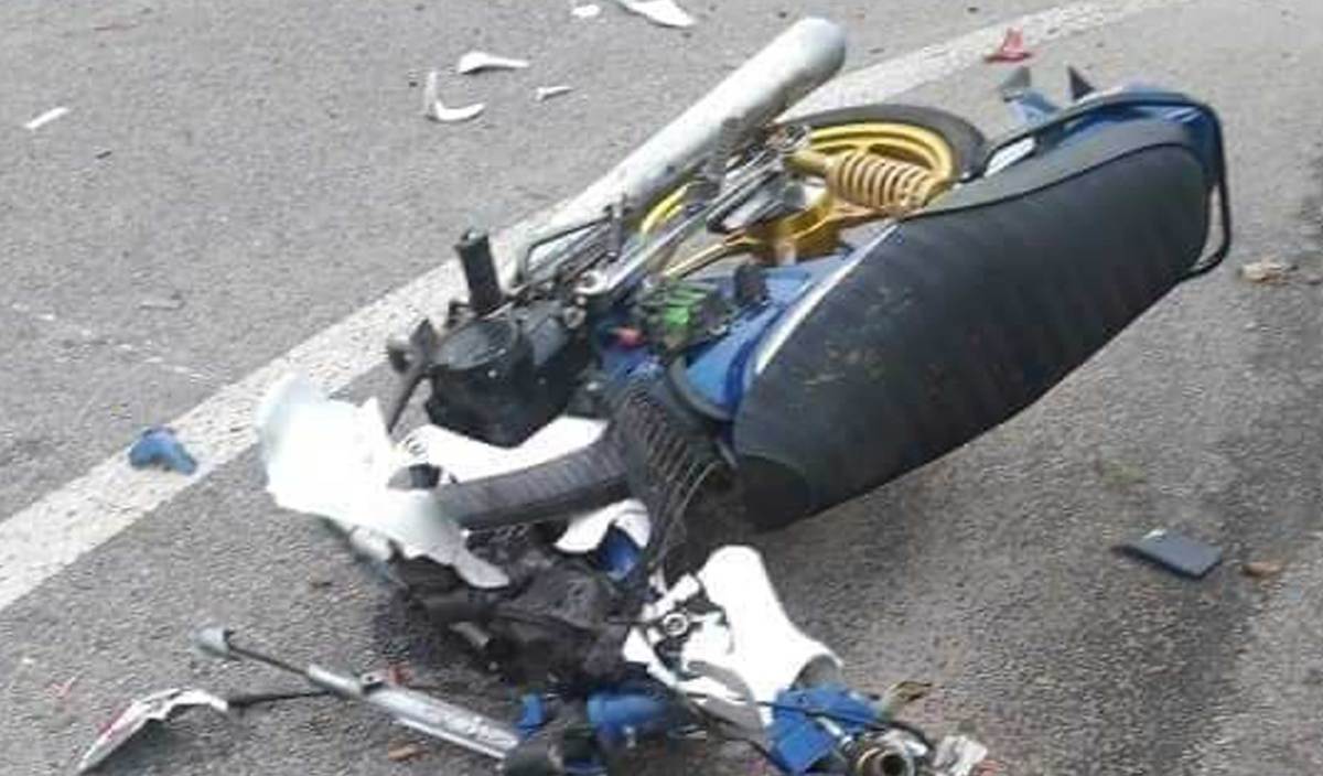 KEADAAN motosikal dinaiki mangsa dilanggar lari sebuah kenderaan pacuan empat roda (4x4) di KM 38, Jalan Ipoh-Kuala Kangsar. FOTO Tular