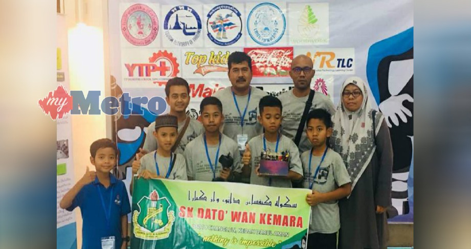 PESERTA bersama jurulatih dan guru pengiring menunjukkan Anugerah Reka Bentuk Robot Terbaik yang dimenangi, semalam. FOTO Ihsan SK Datuk Wan Kemara