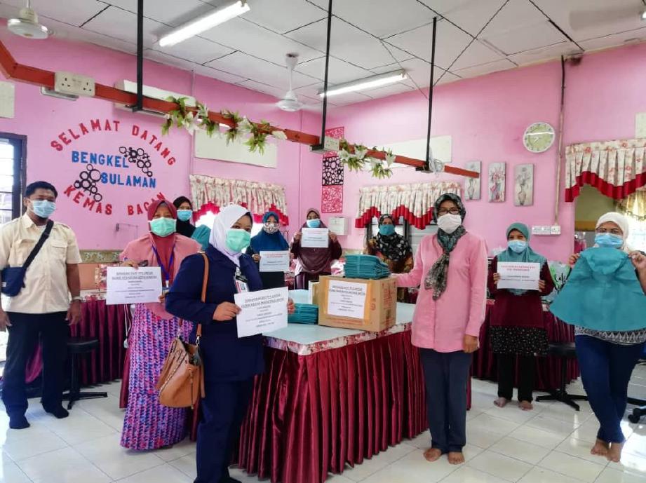 PENYERAHAN PPE antaranya pakaian dan pelindung kepala yang dijahit kakitangan KEMAS Pulau Pinang untuk kegunaan petugas perubatan di hospital dan klinik kesihatan negeri ini. FOTO IHSAN KEMAS Pulau Pinang