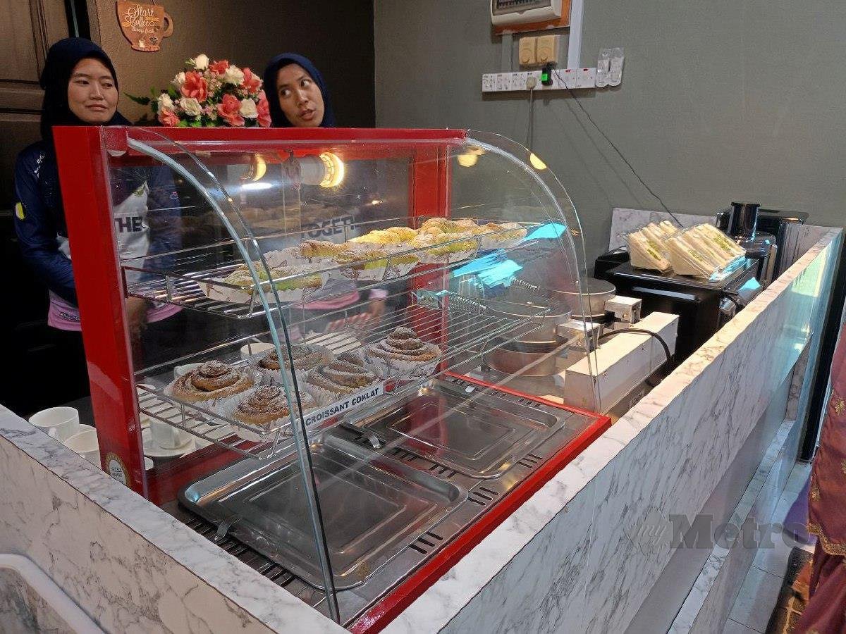 BOOK Cafe menawarkan produk pastri, kopi dan teh kepada pengunjung.