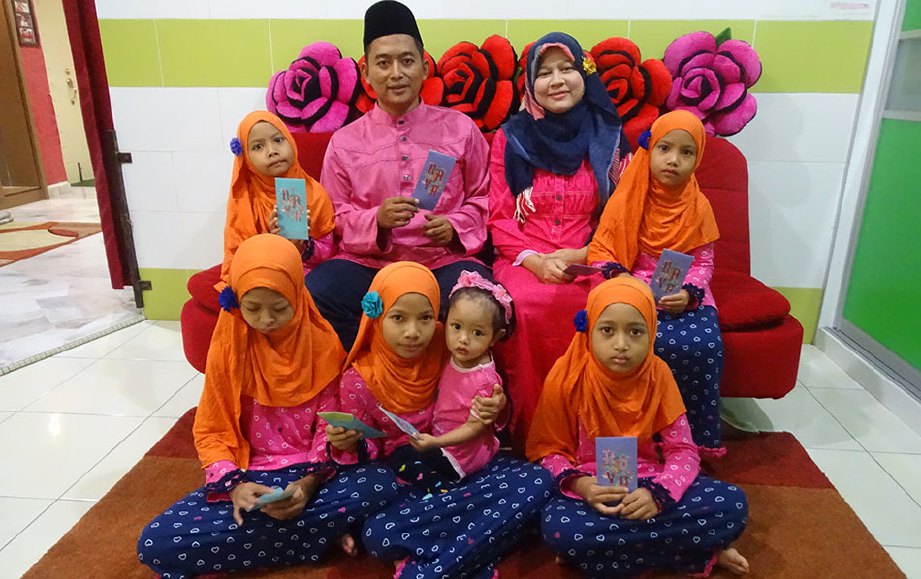 KELUARGA Noor Shaeriani memilih warna merah jambu untuk Aidilfitri tahun ini.