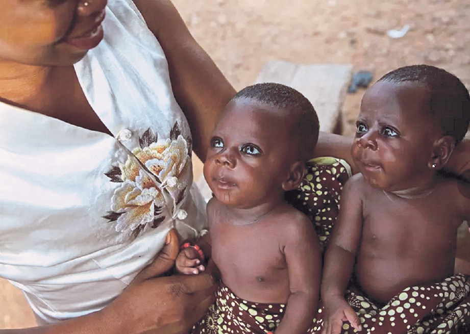 SULIAT Ogunjimi menggendong bayi kembarnya, Afusat Ganiyu dan Ganiyatu Adesope. FOTO Agensi