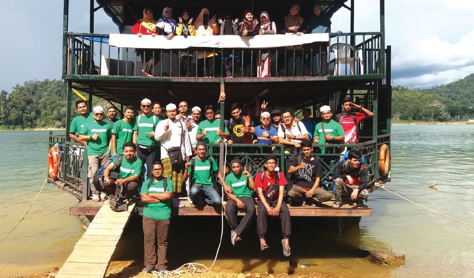 MOHAMMAD Hakimi (berbaju putih, berkain pelekat) mengetuai 35 sukarelawan menaiki rumah bot selama tiga jam untuk ke perkampungan Orang Asli di Kampung Chiong, Banding Gerik, Perak, baru-baru ini.