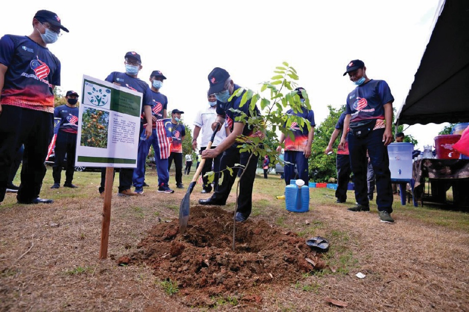 WAN Azhar turut menanam pokok Longan sebagai simbolik berakhirnya program Kembara Lestari Merdeka di Dusun UMP