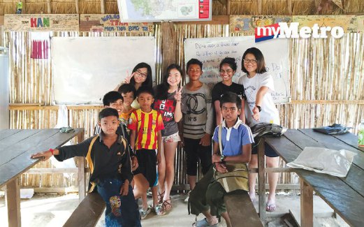 WAJAH kanak - kanak Kemboja bersama pelajar Kolej Taylor’s sewaktu aktiviti di dalam kelas berlangsung.