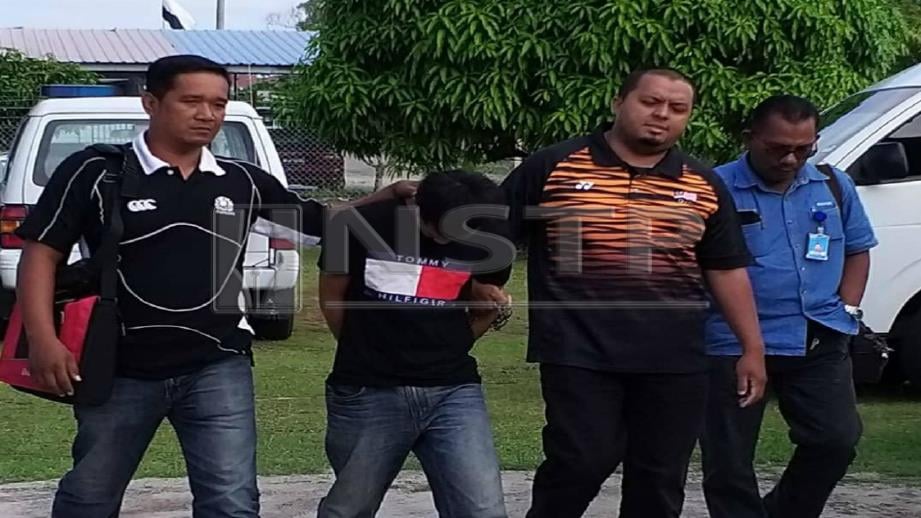 Mohd Amirul (dua dari kiri) dibawa ke mahkamah atas tuduhan membunuh Siti Masitah. FOTO Muhd Asyraf Sawal.