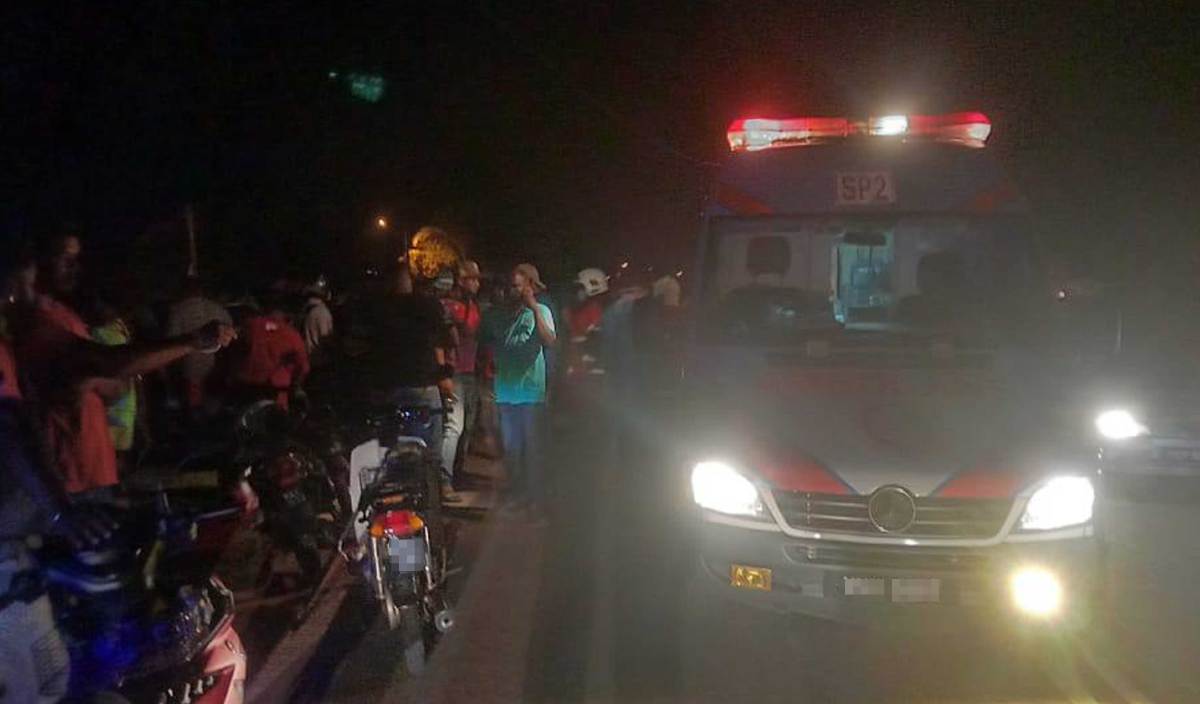 ORANG ramai berkumpul melihat kemalangan maut di Jalan Sungai Lalang-Bukit Selambau.FOTO Ihsan pembaca