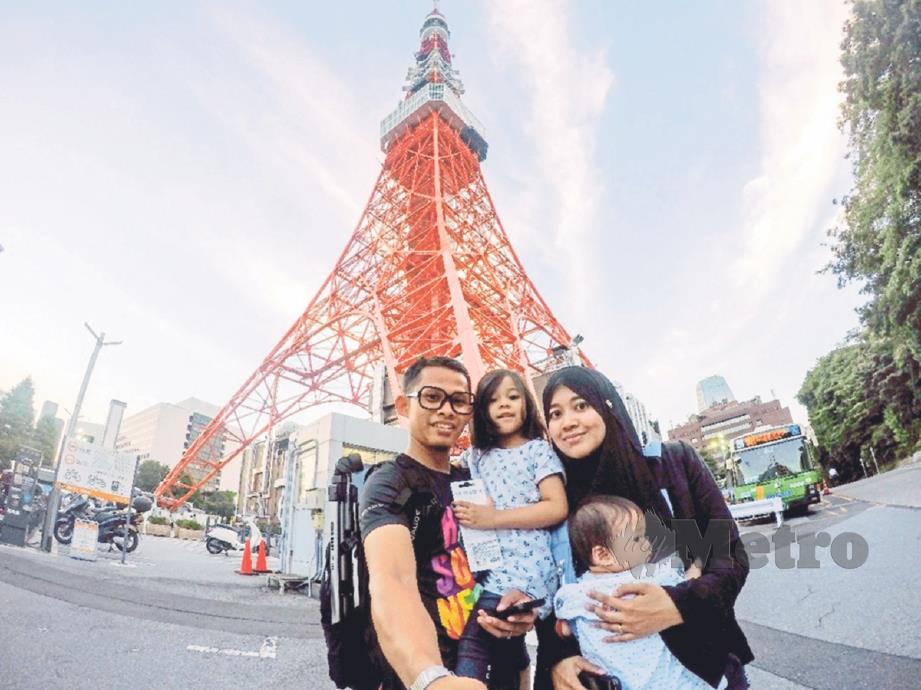 NURUL Amirah dan Azizul bersama anak-anak ketika di Tokyo.