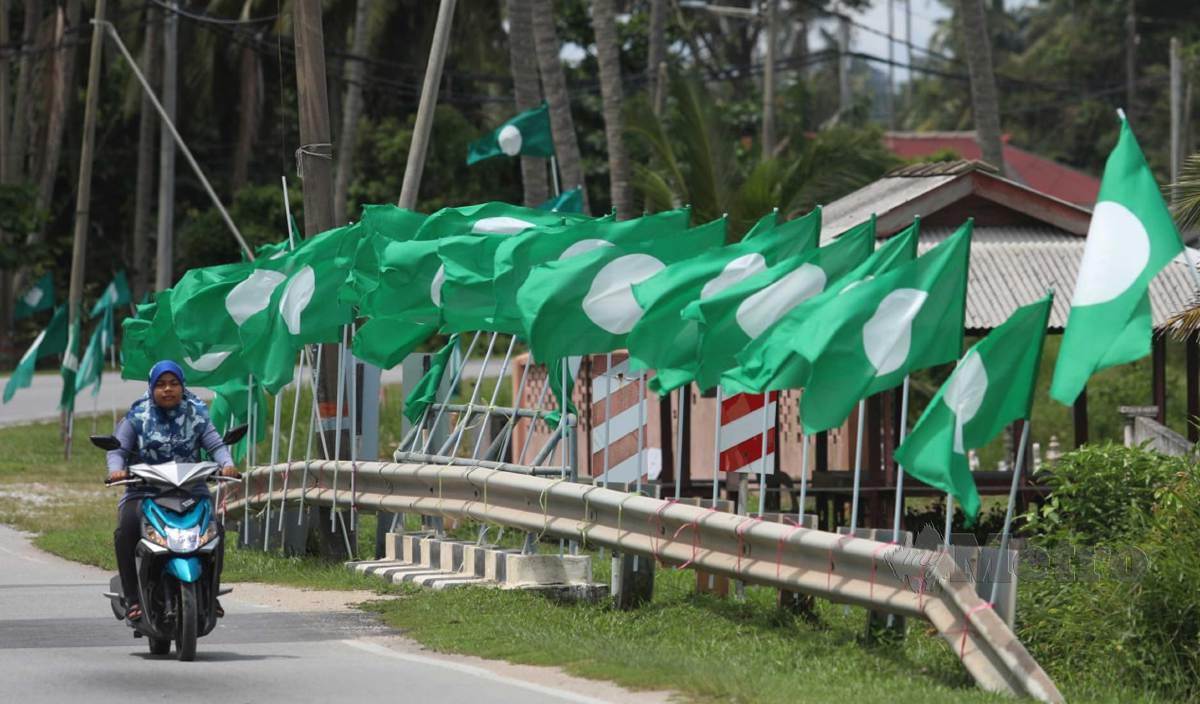 BEBERAPA jalan utama di Kuala Terengganu termasuk pada pagar jambatan tiang letrik dan telefon sudah berkibar bendera pelbagai parti, terutamanya bendera PAS dan Barisan Nasional (BN). FOTO Ghazali Kori