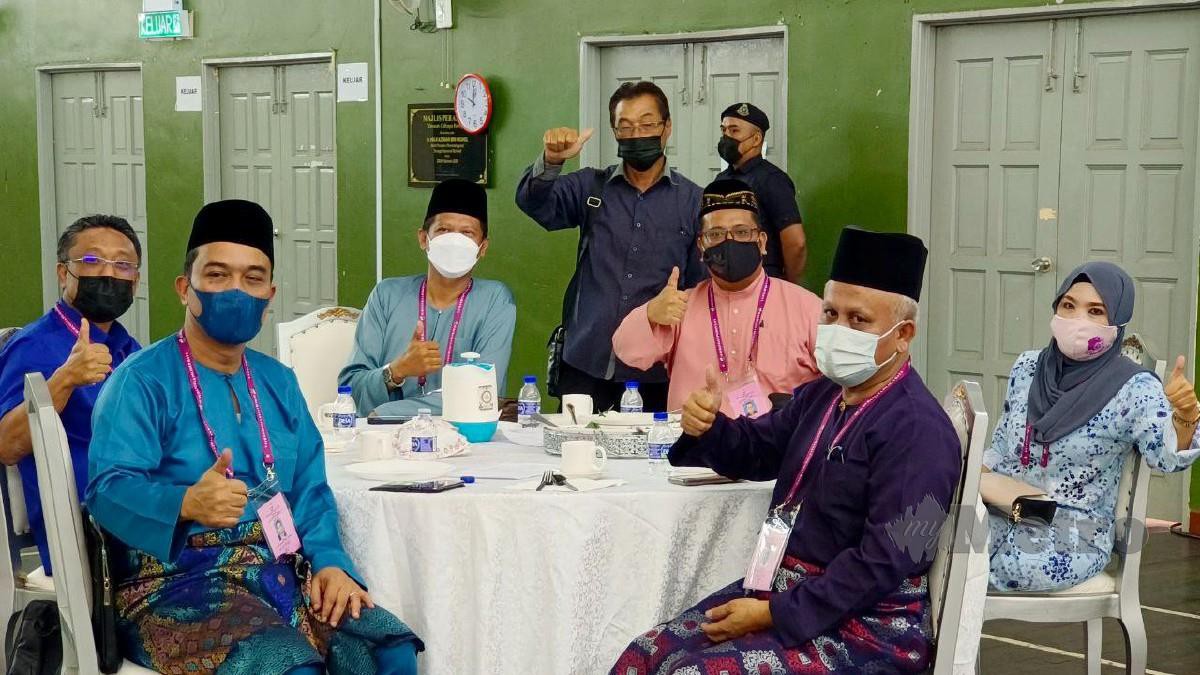 Kesemua tujuh calon DUN Kempas selepas menghantar borang penamaan calon di PPC di Dewan Kompleks Perumahan TNB Kempas, Johor Bahru hari ini. Foto Mary Victoria Dass