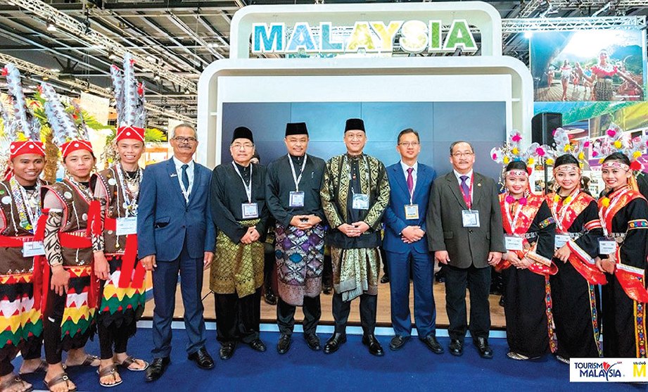 MOHAMED Nazri (enam dari kanan) bersama delegasi Malaysia semasa pameran pelancongan antarabangsa, London’s World Travel Market (WTM) 2017.