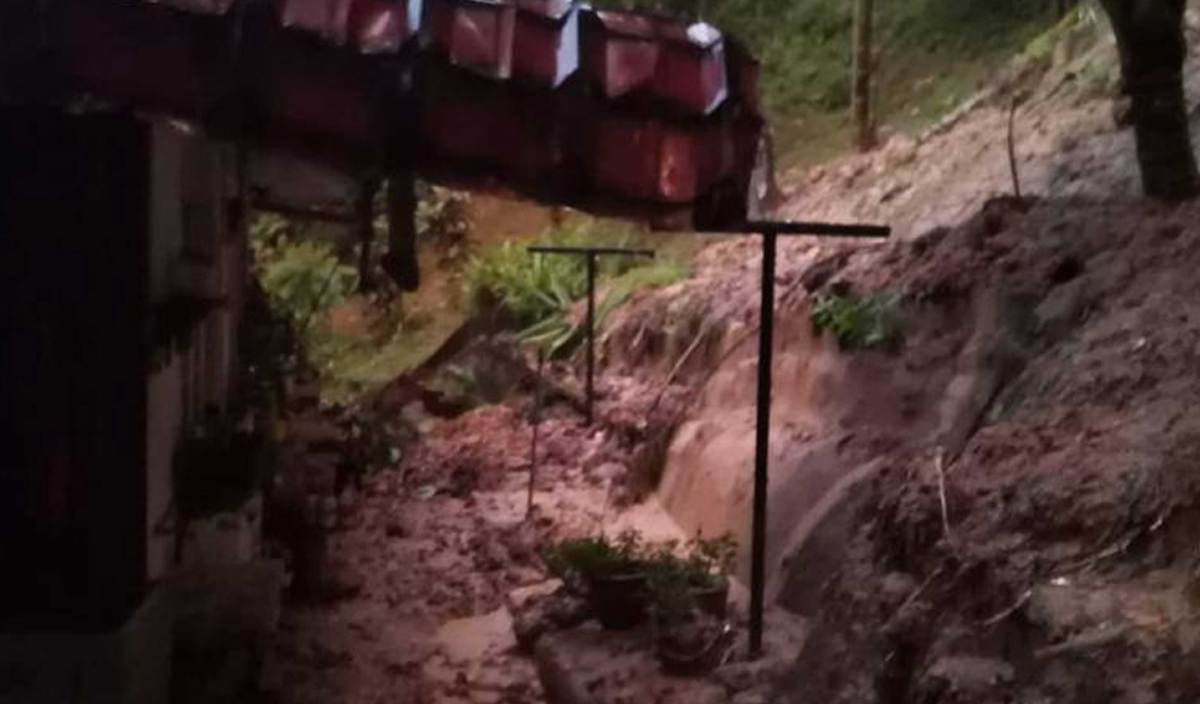 LOKASI kejadian tanah runtuh di Kampung Kemensah Hulu Klang dan Kampung Warisan, Taman Melawati, Ampang. FOTO Ihsan PDRM