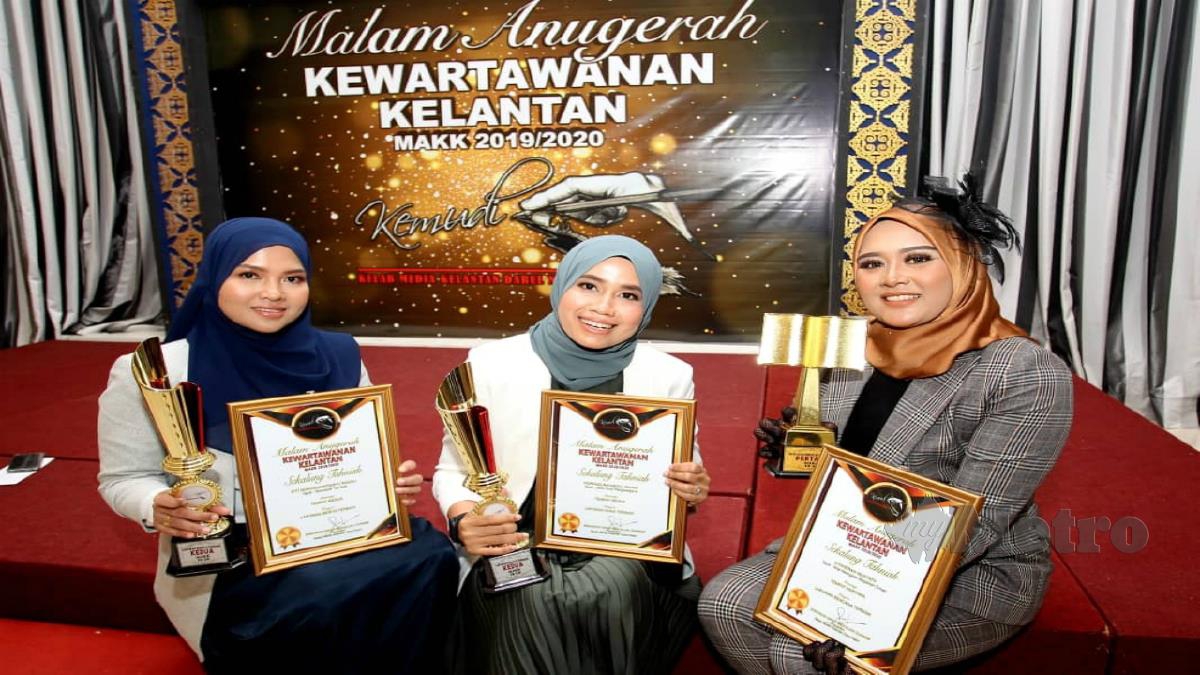 Siti Norhidayatidayu (kiri), Nor Fazlina dan Syaheerah bersama hadiah kemenangan MAKK di sini, malam tadi. Foto Nik Abdullah Nik Omar 