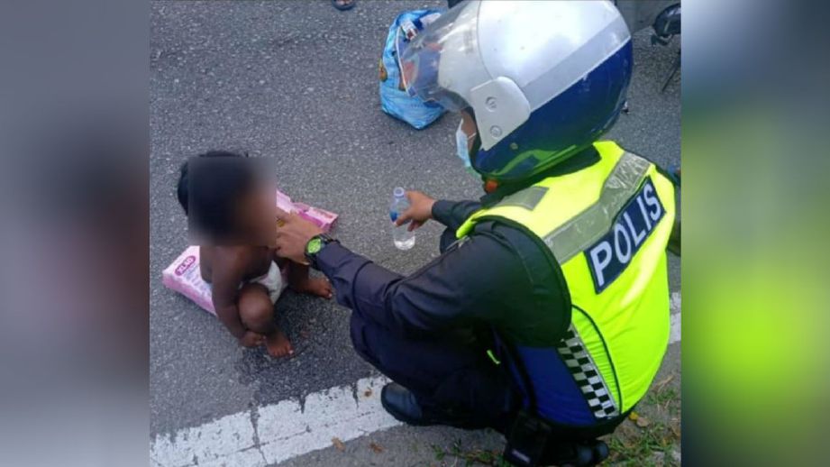 ANGGOTA polis membantu memberi minuman kepada anak wanita dipercayai menghadapi masalah kemurungan. FOTO ihsan Polis Daerah Seri Alam