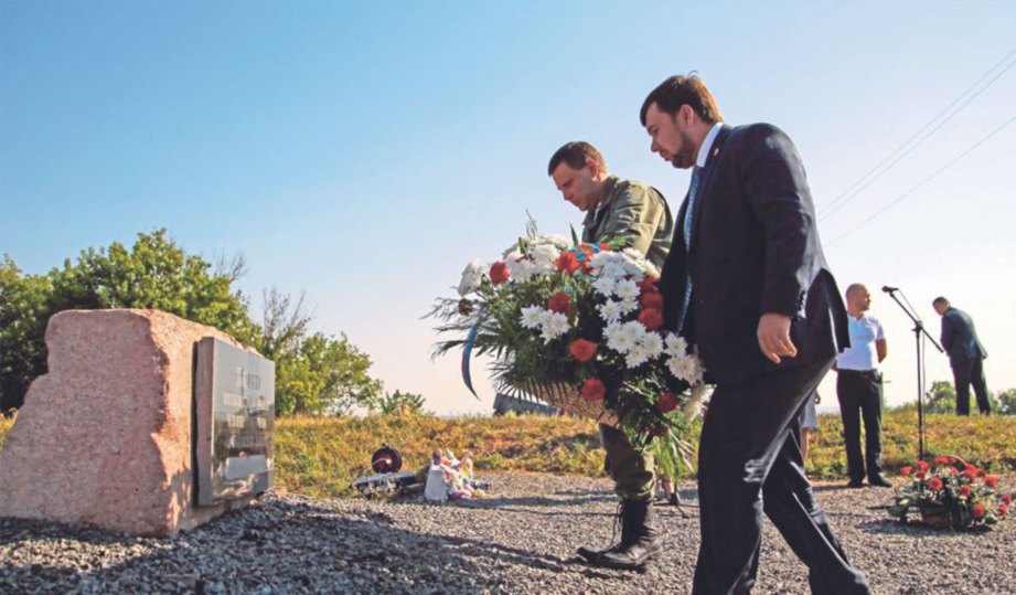 ALEXANDER  Zakharchenko (kiri) pemimpin pro-Russia di  Donetsk, wilayah pro Russia  Pushilin meletakkan bunga sebagai memperingati penumpang Penerbangan MH17 yang terbunuh selepas pesawat itu dikatakan ditembak oleh misil di timur Ukraine dua tahun lalu. 
