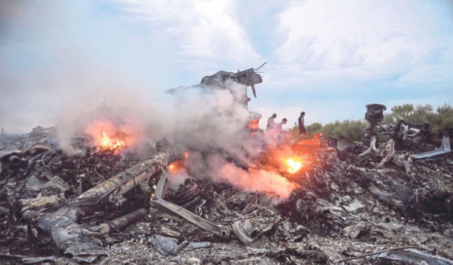 GAMBAR fail - serpihan kapal terbang Boeing 777 milik Malaysia Airlines  yang terhempas di timur Ukraine selepas ditembak jatuh misil BUK  pada 17 Julai 2014.