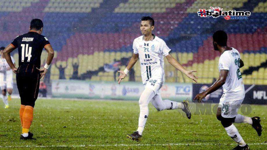 Pemain Melaka United, Mohd Nazrin Mohd Nawi (tengah) meraikan jaringan. FOTO NSTP 