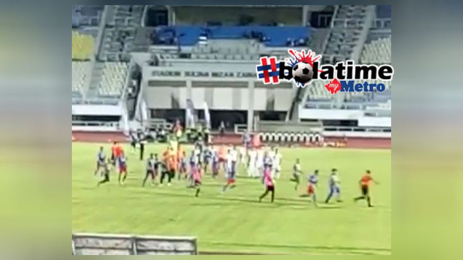 Rakaman video menunjukkan penjaga garisan dikejar pemain dan pegawai pasukan di tengah padang. FOTO daripada video ihsan Gabungan Anak Terengganu.