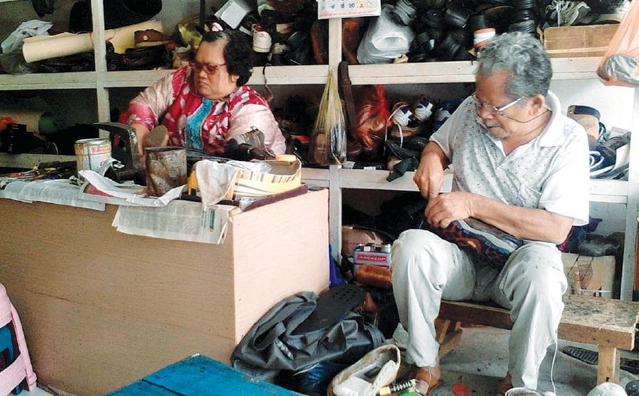 LORONG bangunan di Jalan Datuk Keranji menjadi tempat pasangan suami isteri, Sarman Arjo dan Malanita Salman membaiki kasut sebelum ini.