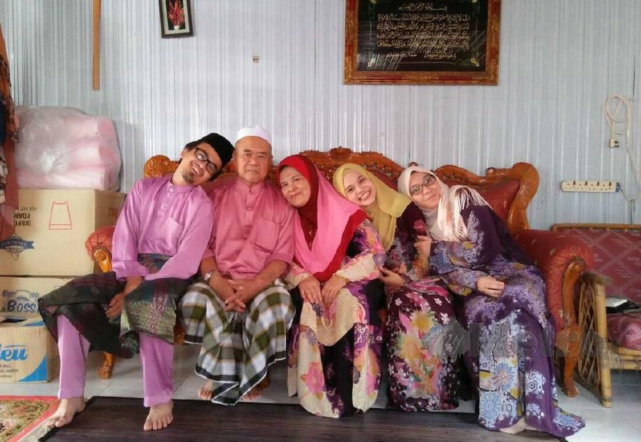 WAN Nur Shahirah (dua dari kanan) bergambar kenangan bersama keluarga ketika Aidilfitri 2017. FOTO ihsan Wan Nur Shahirah Wan Yahya